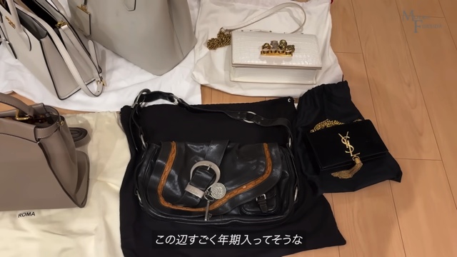 初代バチェロレッテ、私物の鞄を紹介の画像