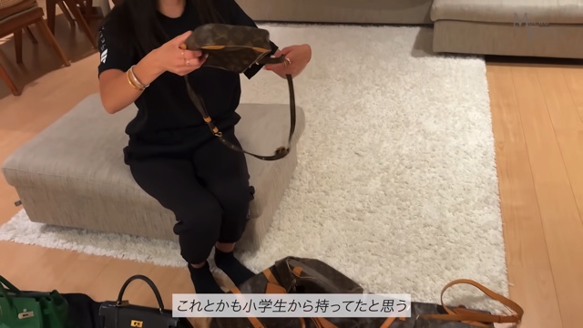 初代バチェロレッテ、私物の鞄を紹介の画像