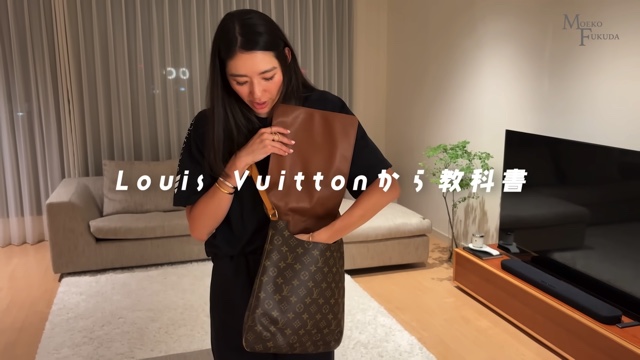 初代バチェロレッテ、私物の鞄を紹介の画像