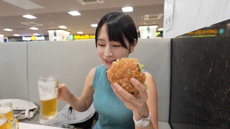 女性YouTuber、タンクトップ姿に「可愛すぎる」の画像