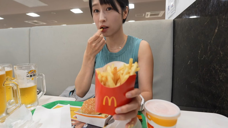 女性YouTuber、タンクトップ姿に「可愛すぎる」の画像