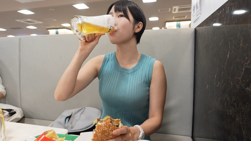 女性YouTuber、タンクトップ姿に「可愛すぎる」の画像