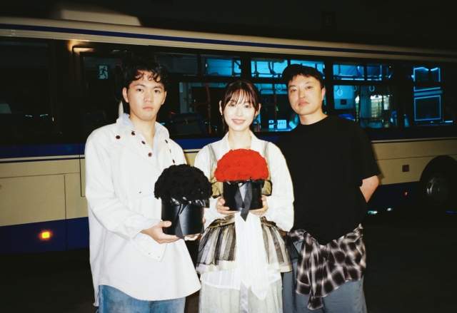 SHO-SENSEI!!「エリー」MV撮影時3ショット　SHO-SENSEI!!、白石聖、柿本ケンサク