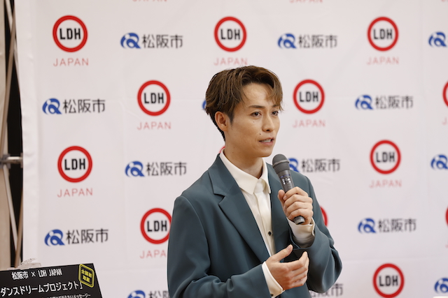 松阪市立鎌田中学校で行われた記者会見の様子