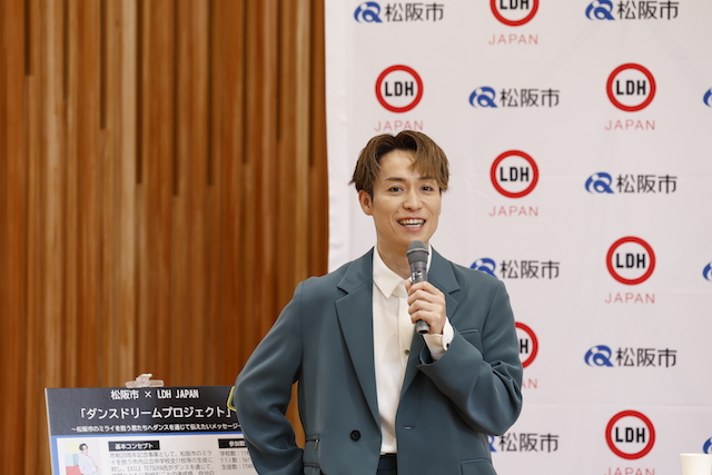 松阪市立鎌田中学校で行われた記者会見の様子