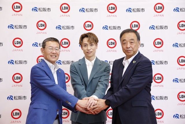 松阪市立鎌田中学校で行われた記者会見の様子