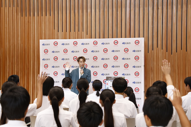 松阪市立鎌田中学校で行われた記者会見の様子