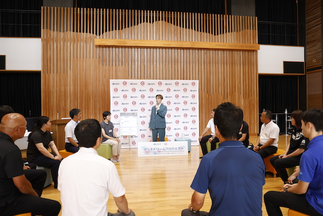 松阪市立鎌田中学校で行われた記者会見の様子