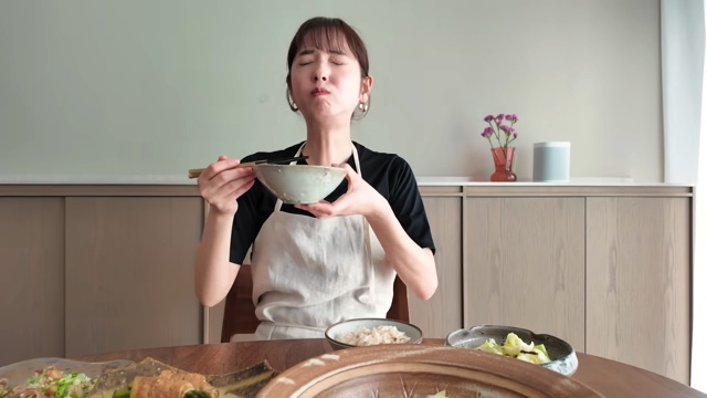 佐々木希、料理動画で見せる素顔の画像