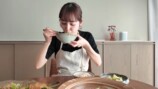 佐々木希、料理動画で見せる素顔の画像