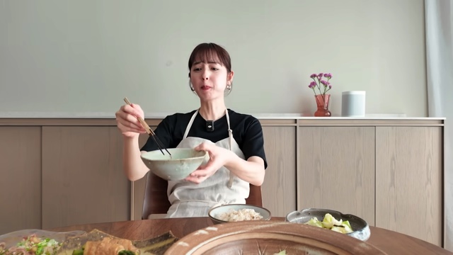 佐々木希、料理動画で見せる素顔の画像