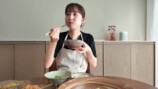 佐々木希、料理動画で見せる素顔の画像