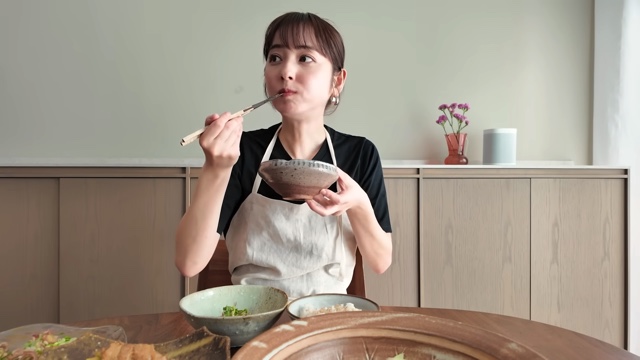 佐々木希、料理動画で見せる素顔の画像