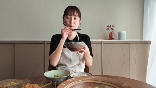 佐々木希、料理動画で見せる素顔の画像