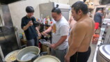 大相撲力士たちの豪快な食事動画が話題の画像