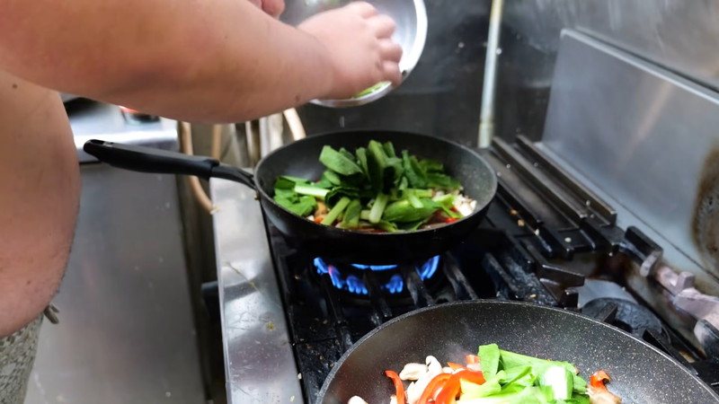 大相撲力士たちの豪快な食事動画が話題の画像
