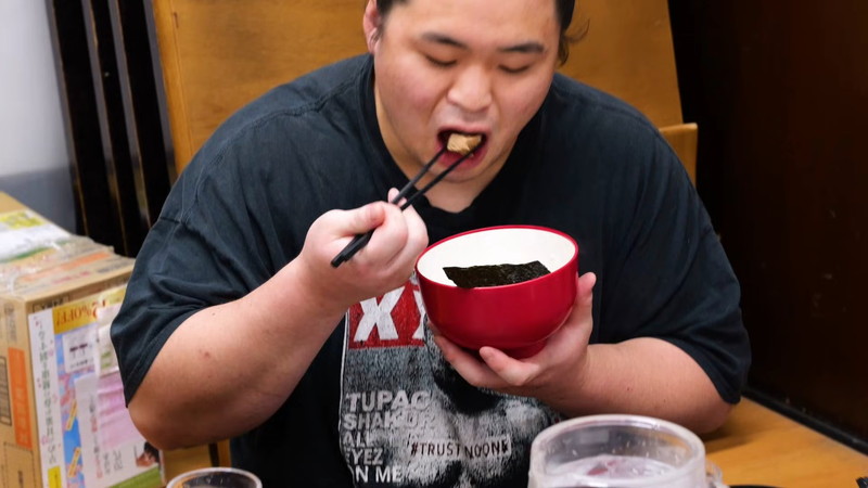 大相撲力士たちの豪快な食事動画が話題の画像