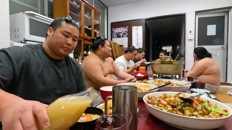 大相撲力士たちの豪快な食事動画が話題の画像