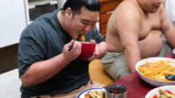 大相撲力士たちの豪快な食事動画が話題の画像
