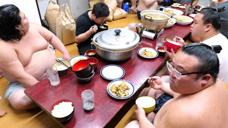 大相撲力士たちの豪快な食事動画が話題の画像