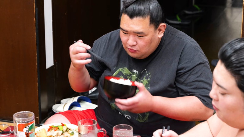 大相撲力士たちの豪快な食事動画が話題の画像