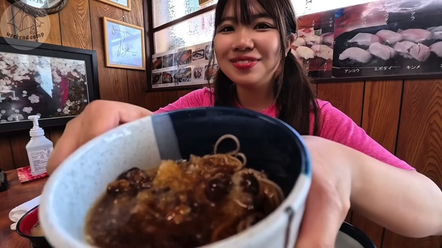 キャンプ女子、“幻の高級魚”を釣り上げるの画像