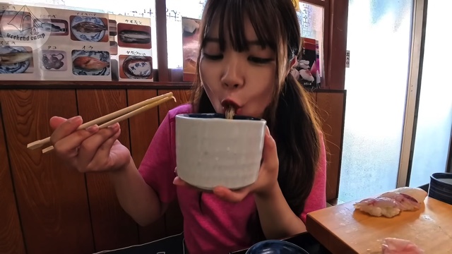 キャンプ女子、“幻の高級魚”を釣り上げるの画像