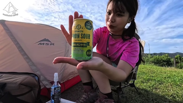 キャンプ女子、“幻の高級魚”を釣り上げるの画像