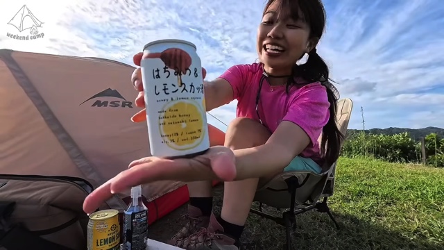 キャンプ女子、“幻の高級魚”を釣り上げるの画像