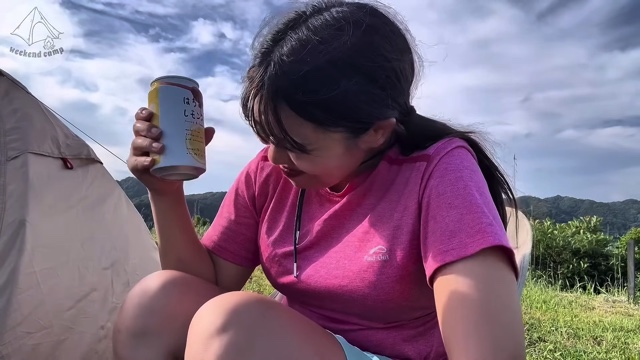 キャンプ女子、“幻の高級魚”を釣り上げるの画像