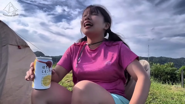 キャンプ女子、“幻の高級魚”を釣り上げるの画像