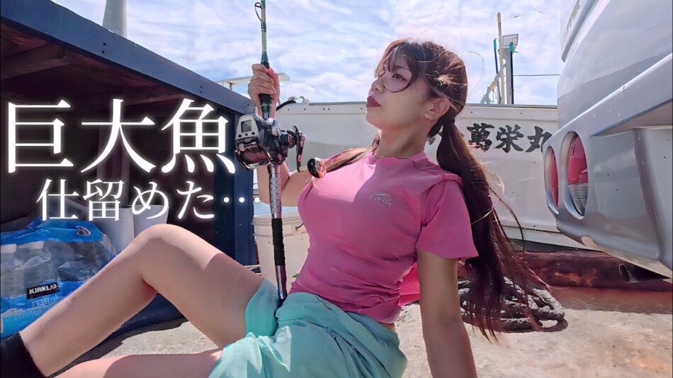 キャンプ女子、“幻の高級魚”を釣り上げる