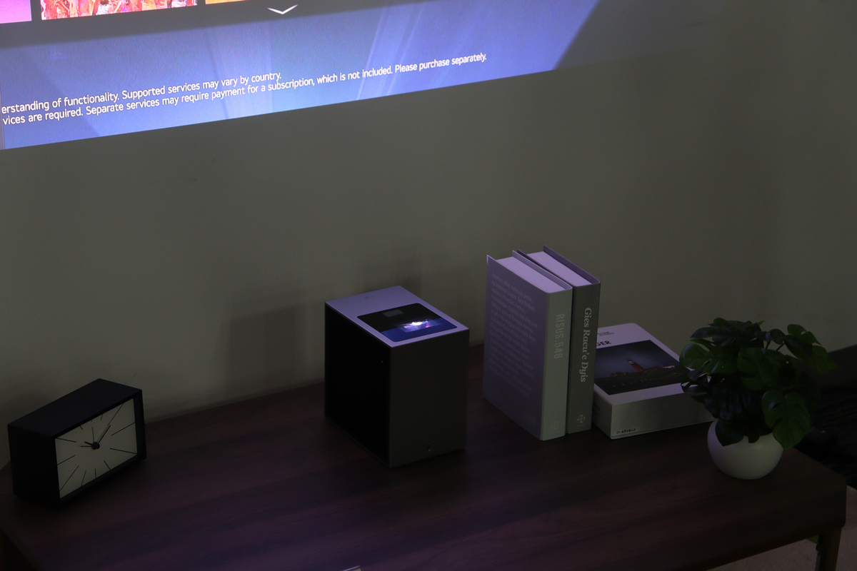 置き場所フリーな超短焦点4Kプロジェクターの画像