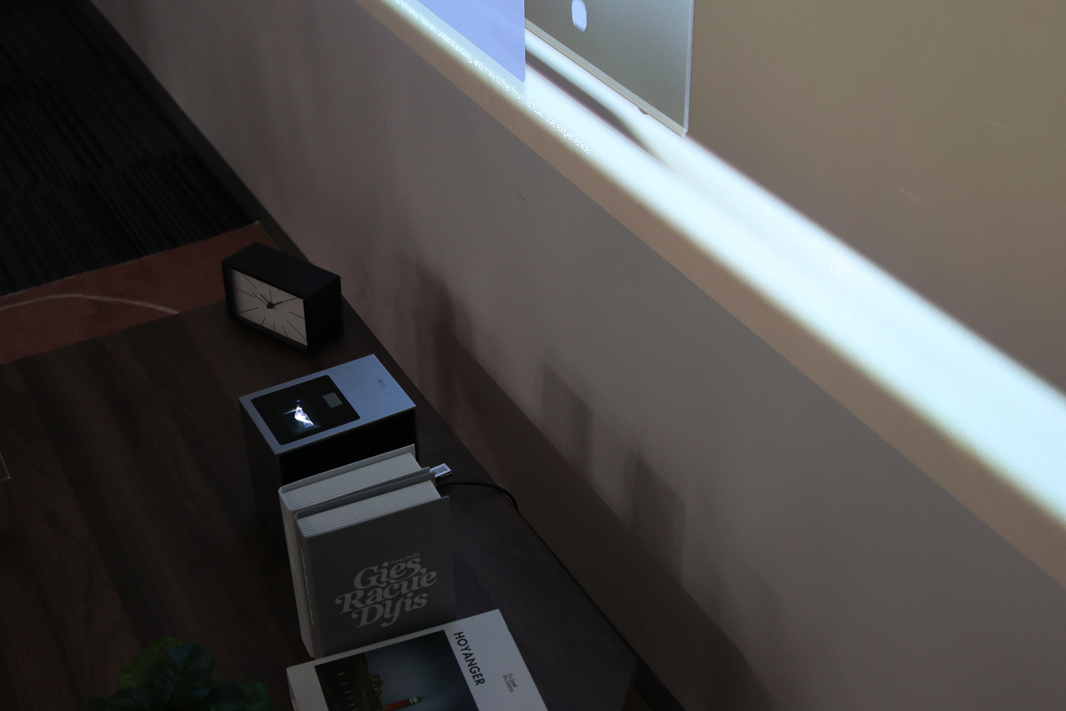 置き場所フリーな超短焦点4Kプロジェクターの画像