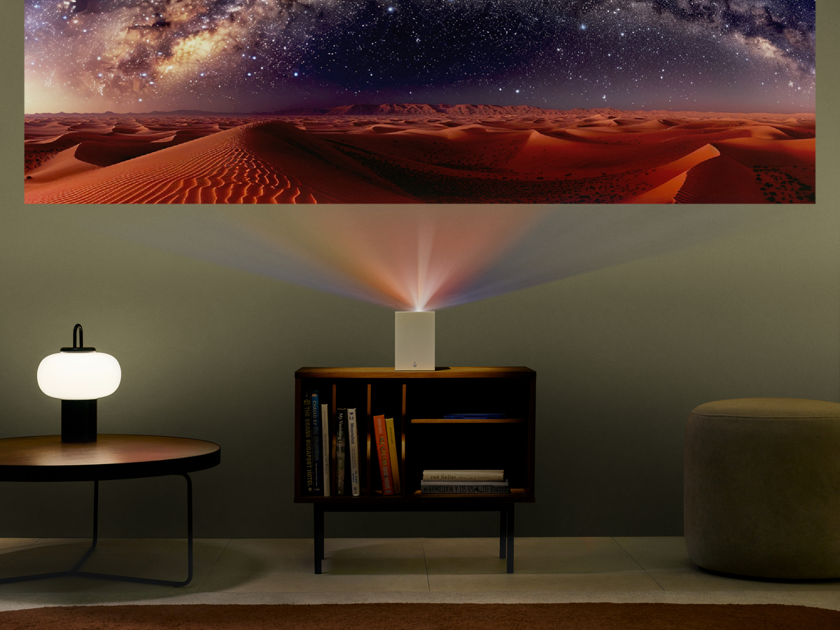 置き場所フリーな超短焦点4Kプロジェクターの画像