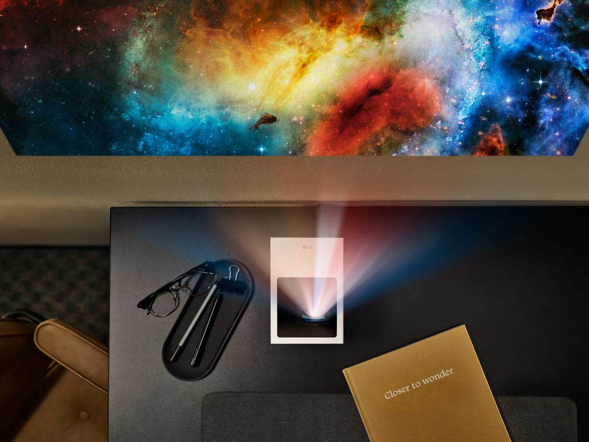 置き場所フリーな超短焦点4Kプロジェクターの画像