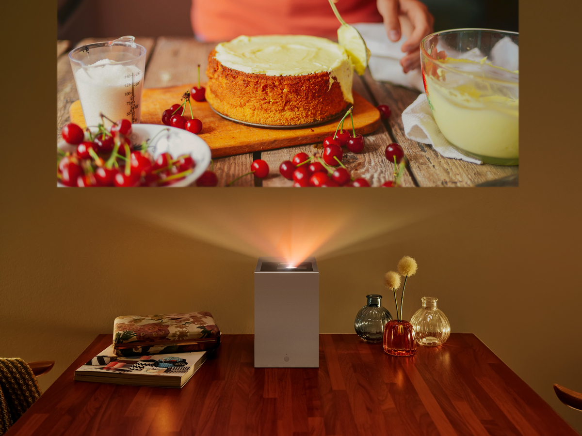 置き場所フリーな超短焦点4Kプロジェクターの画像