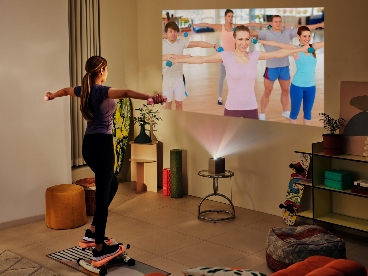 置き場所フリーな超短焦点4Kプロジェクターの画像