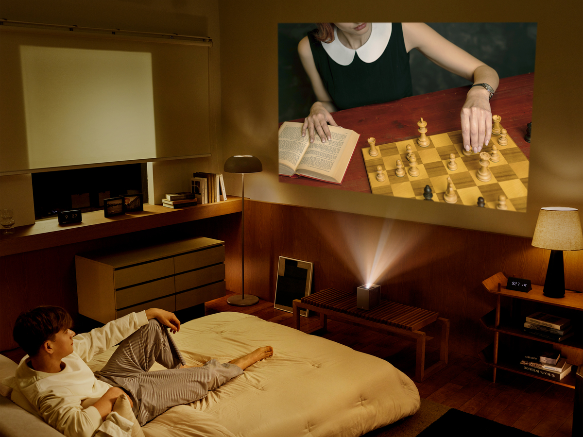 置き場所フリーな超短焦点4Kプロジェクターの画像