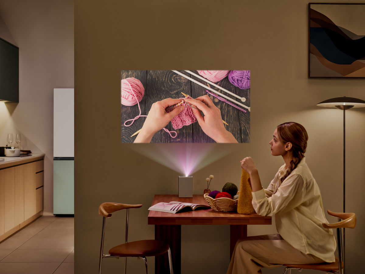 置き場所フリーな超短焦点4Kプロジェクターの画像