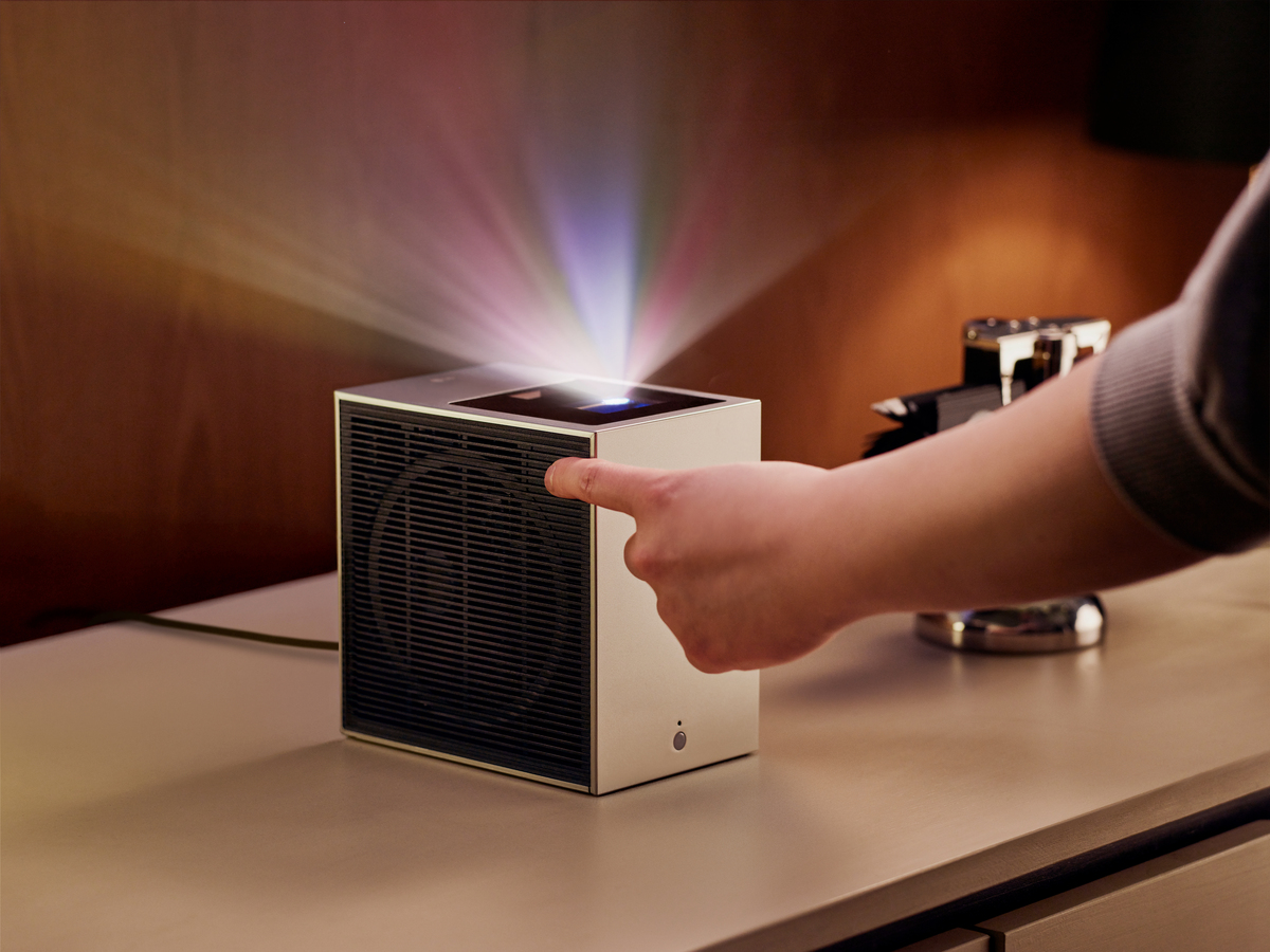 置き場所フリーな超短焦点4Kプロジェクターの画像