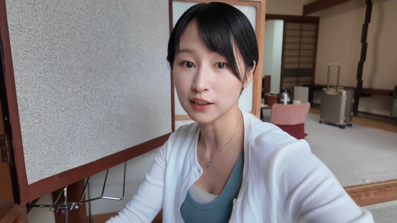 mii、ミニスカワンピ姿で“廃墟な宿”にの画像