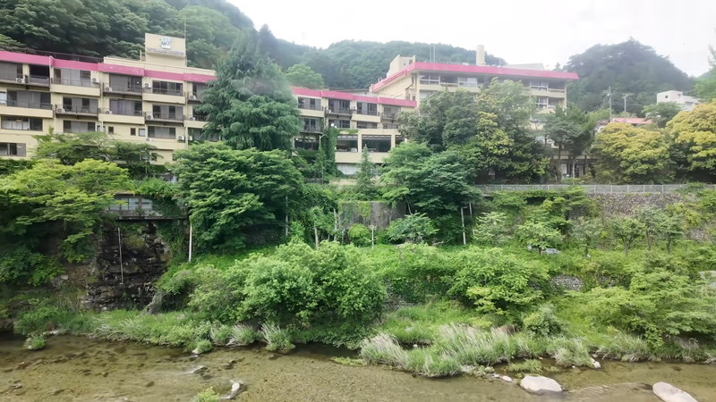 mii、ミニスカワンピ姿で“廃墟な宿”にの画像