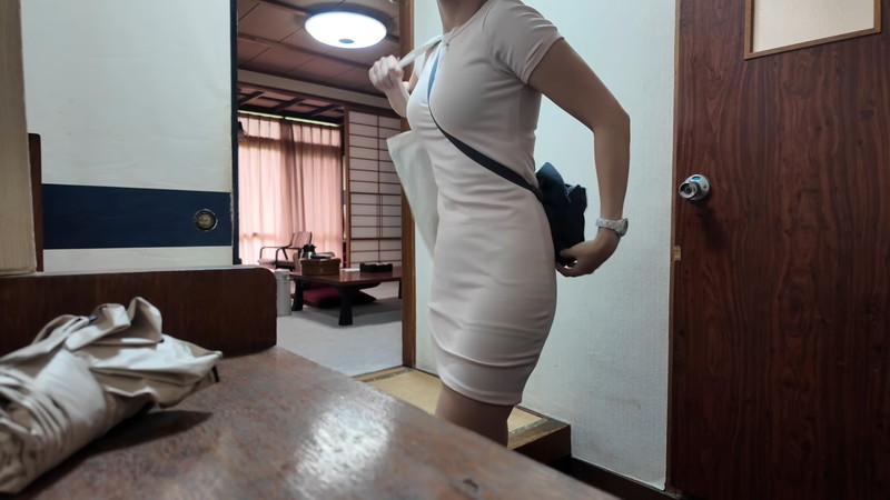 mii、ミニスカワンピ姿で“廃墟な宿”にの画像