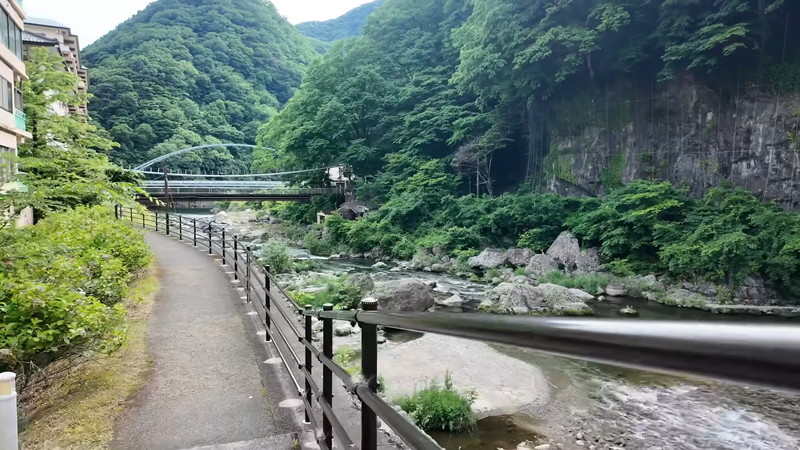 mii、ミニスカワンピ姿で“廃墟な宿”にの画像