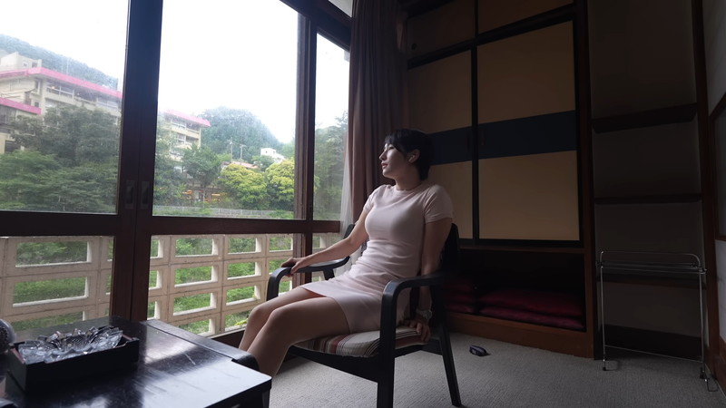 mii、ミニスカワンピ姿で“廃墟な宿”にの画像