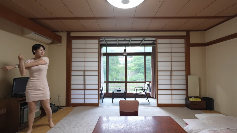 mii、ミニスカワンピ姿で“廃墟な宿”にの画像