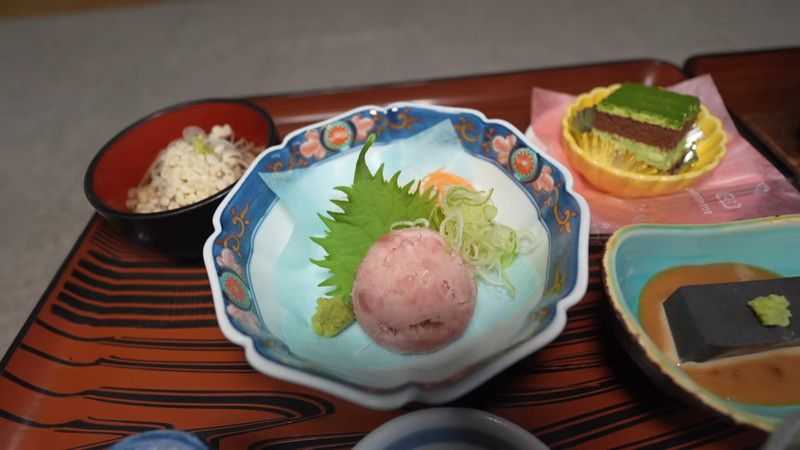 mii、ミニスカワンピ姿で“廃墟な宿”にの画像