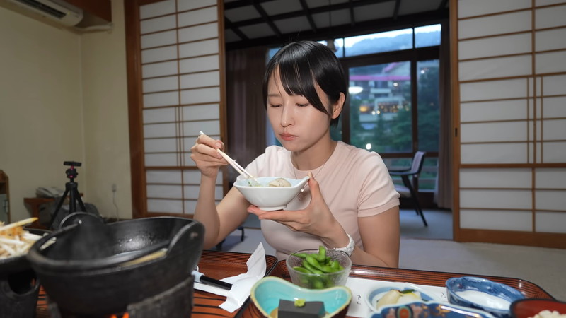 mii、ミニスカワンピ姿で“廃墟な宿”にの画像