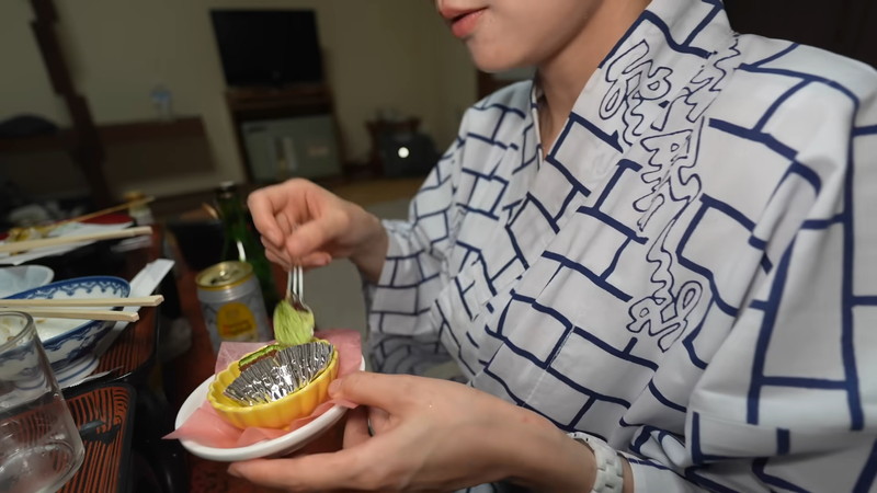 mii、ミニスカワンピ姿で“廃墟な宿”にの画像